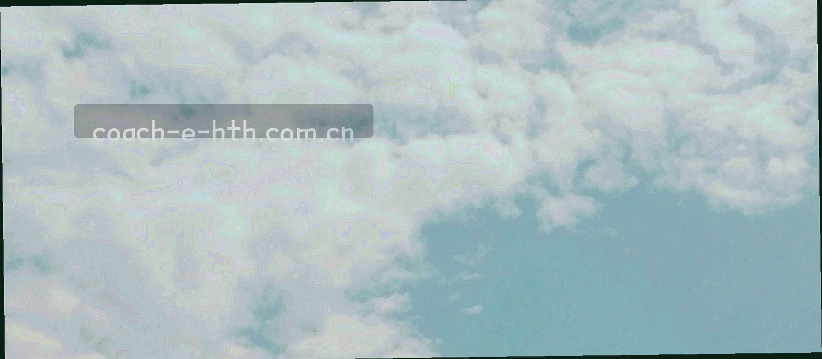 夜间看台灯光横向空镜，低饱和处理，看台轮廓沿画面横向铺开