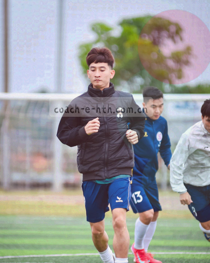 教练席与战术板局部剪影，无人脸无标识